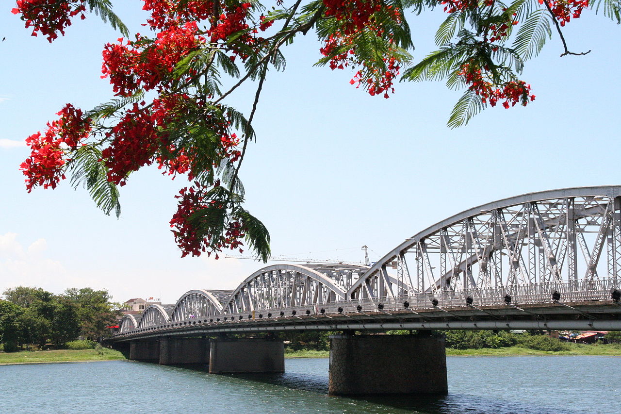 Hue, le pont Trang Tien.jpg