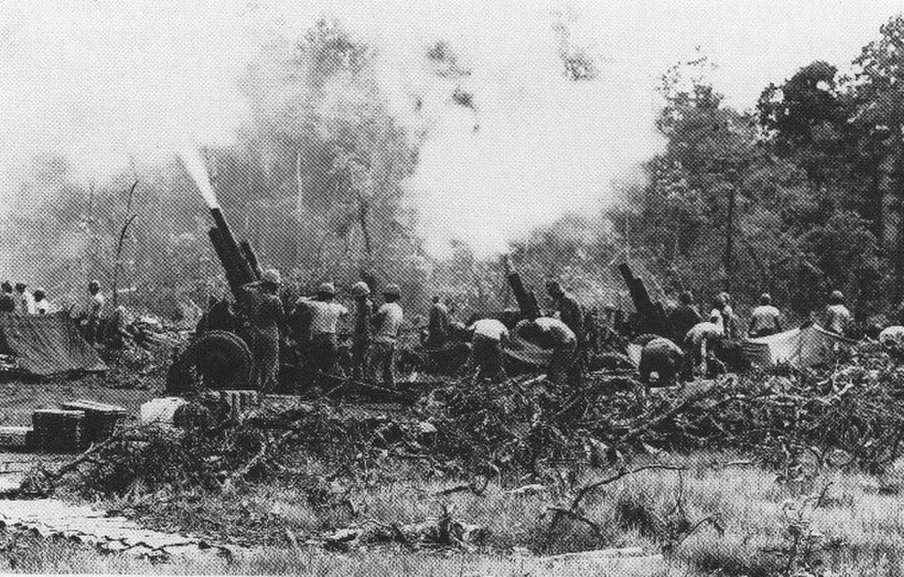 U.S. 105 mm artillery battery in action in the Central Highlands (Battle of Dak To, 1967).jpg