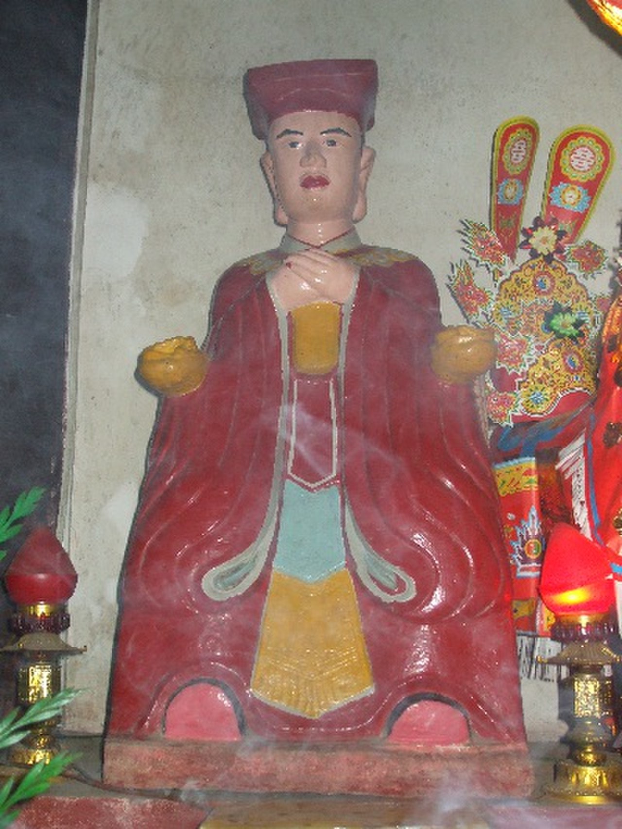 Statue of Emperor Mạc Mậu Hợp.jpg