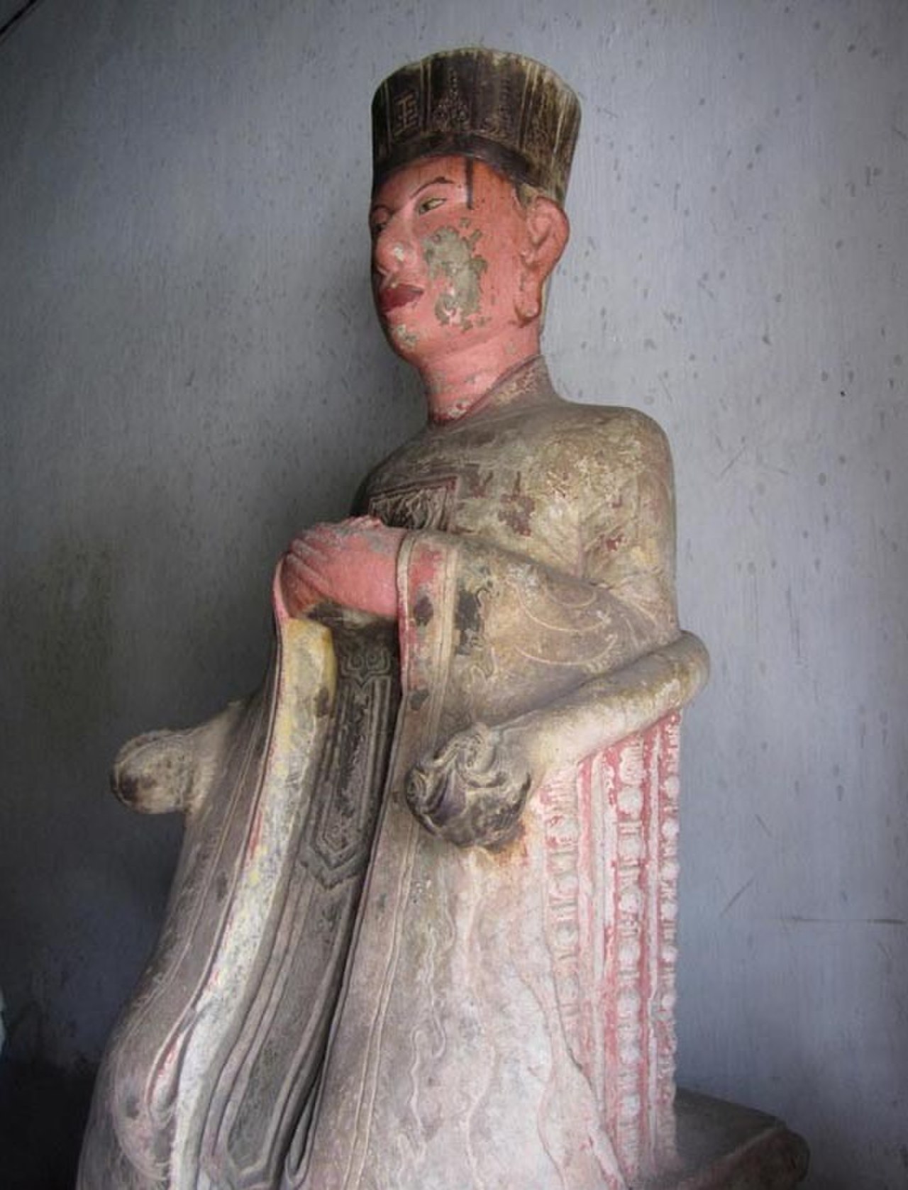 Statue of Emperor Mạc Tuyên Tông.jpg