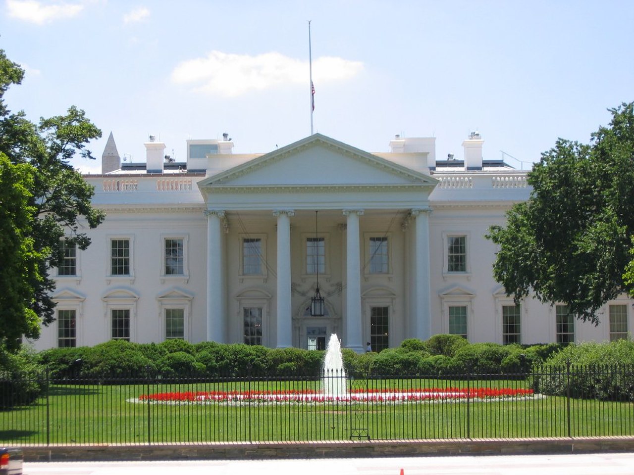 Резиденции белые. Резиденция президента США В Вашингтоне. Резиденция США белый дом. Белый дом – официальная резиденция президента США. Официальная резиденция президента США расположена.