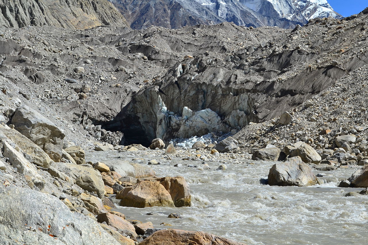 Động băng Gomukh-nơi sông Bhagirathi chảy ra, cấu trúc kế bên trái động băng chính là phần tận cùng của sông băng Gangotri