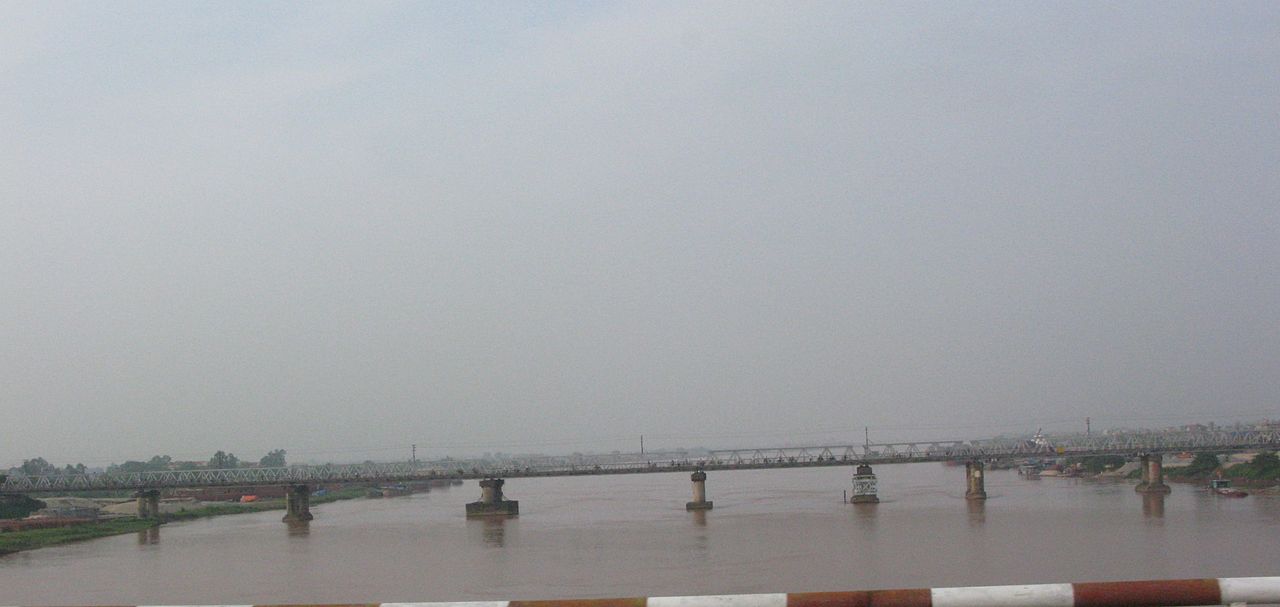 Thai Binh river viewed from new Phu Luong Bridge.jpg