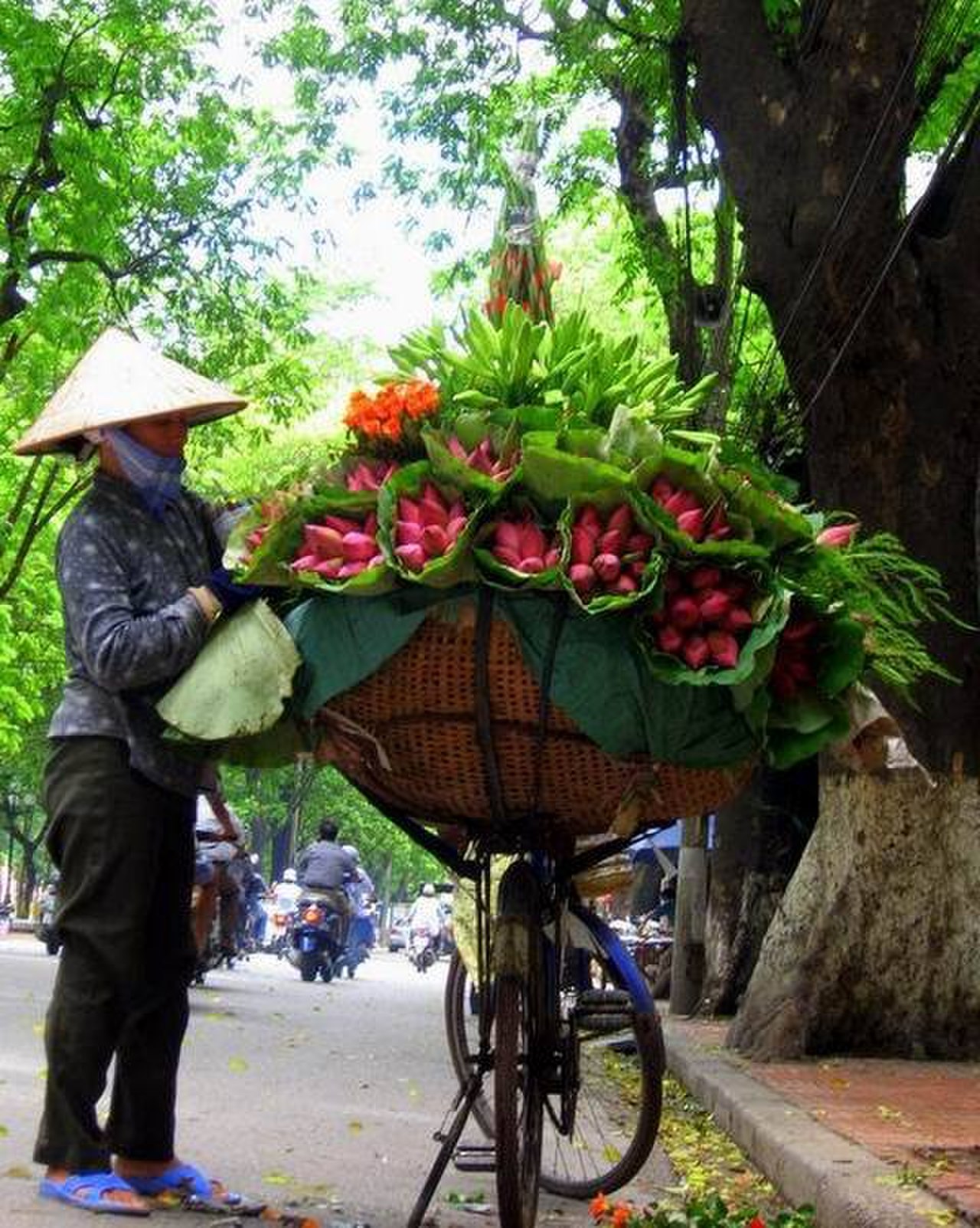 Flower vendor. Деревня Ле мат во Вьетнаме.