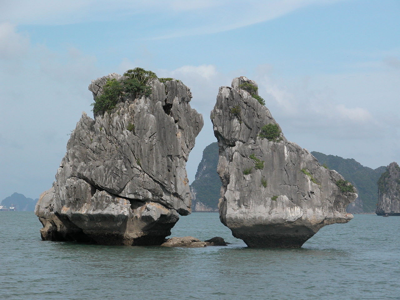 Ha Long bay The Kissing Rocks.jpg